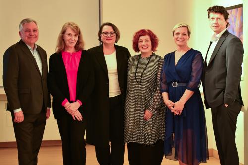 Zleva: ředitel ČCNY Miroslav Konvalina, poslankyně Jarmila Levko, Monika & Helena, Drahoslava Satorová, Arnošt Kareš