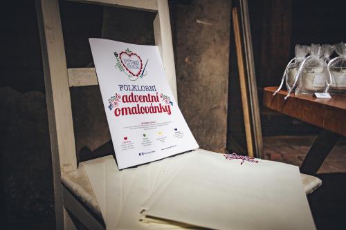 Ve vánočním obchůdku v podkroví Havlíčkovy vily najdete krásné folklorní dárky.