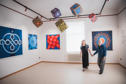 Obrazy na výstavě Mezi světy doplňují instalace geometrických tvarů.